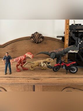 Jurassic World Dominion Legacy Collection Owen Escape Pack
